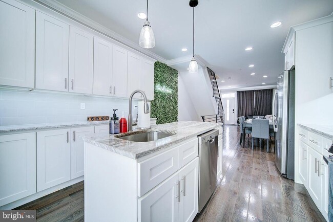 Building Photo - 1513 S Lambert St