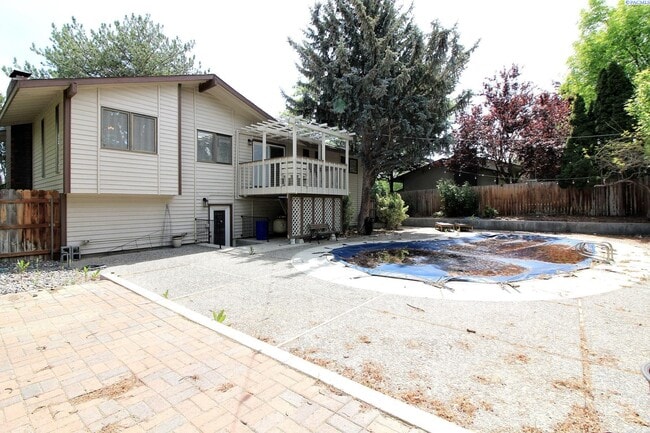 Building Photo - 4 Bed/3 Bath Richland Home w/ a Pool!
