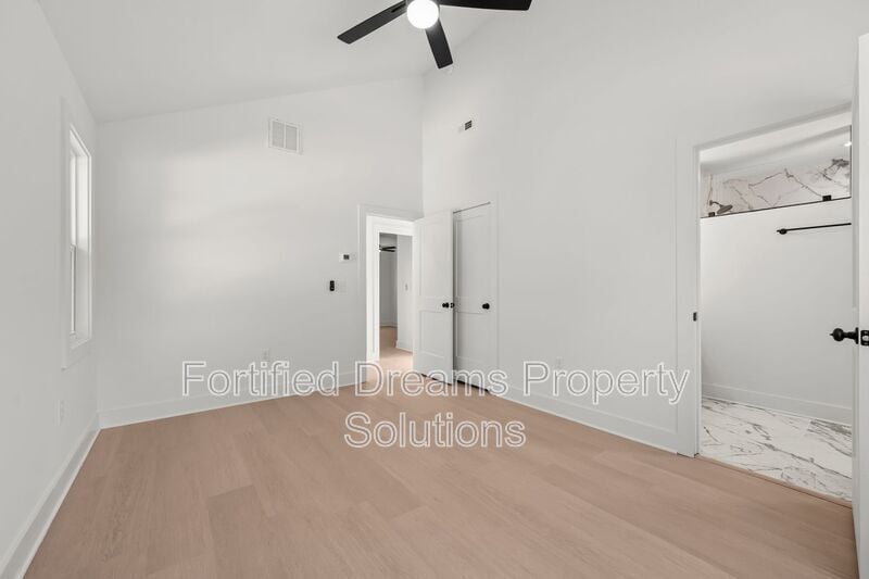 Building Photo - 806 W Dameron Ave