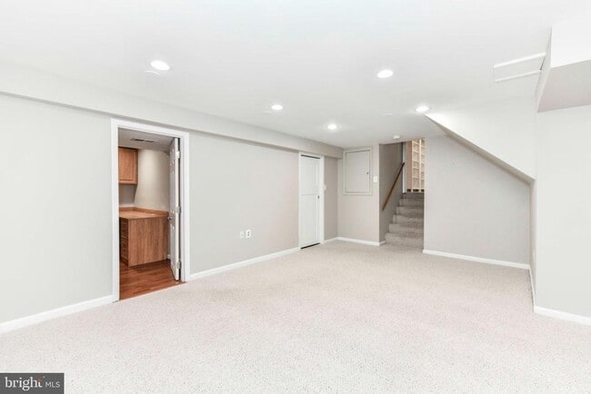 Building Photo - 9205 Hamilton Dr