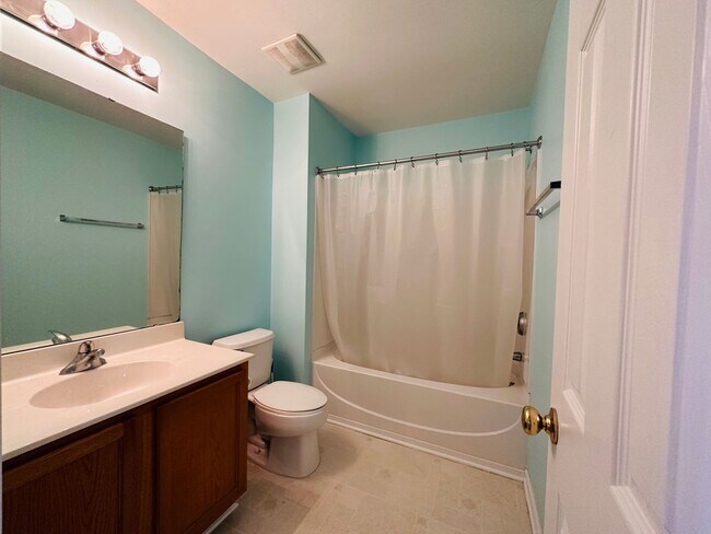 Building Photo - 634 Fountain Ct
