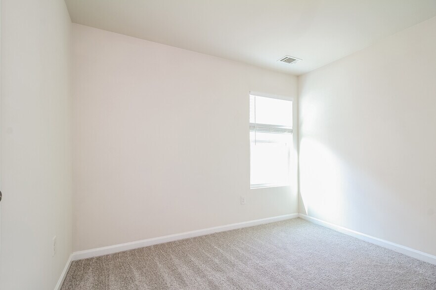 Building Photo - 246 Wadsworth Rd