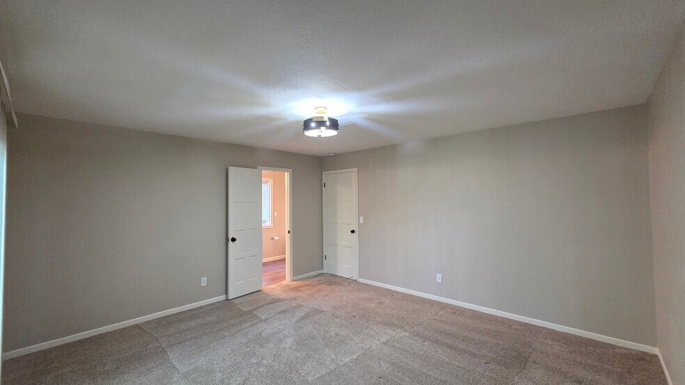 Building Photo - 16932 Greentree Ave