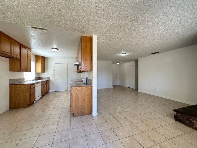 Building Photo - Four Bedroom Home