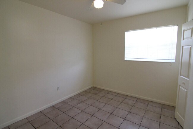 Building Photo - 3 bedroom 2 Baths