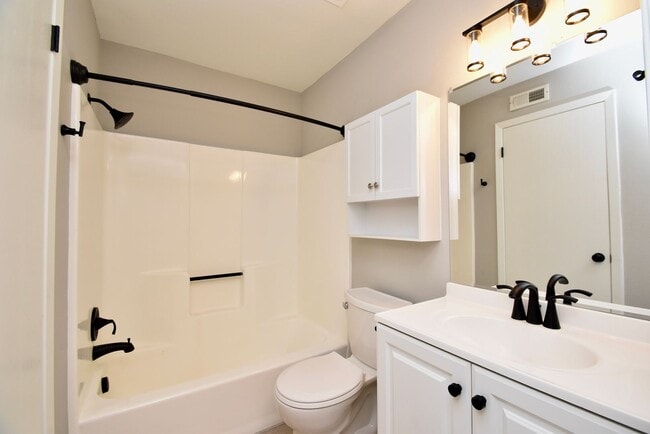 Building Photo - Remodeled 2 Bedroom 2 Bath Unit with Great Amenities!