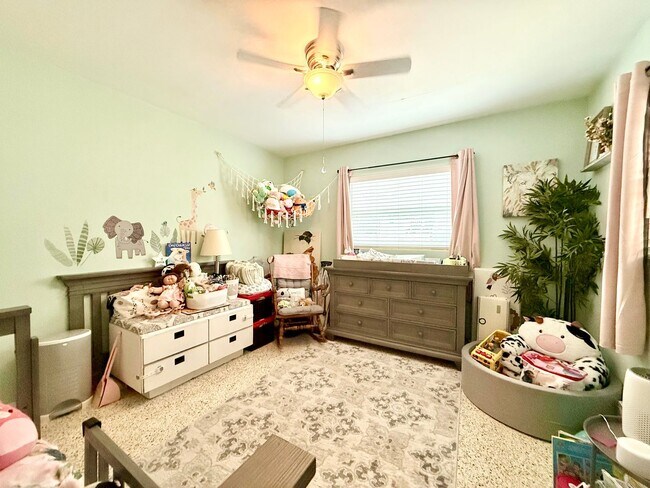 Building Photo - Bright & cozy 2bedroom 1bath home with out...