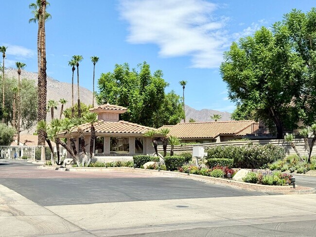 Building Photo - Freshly Updated 2-Bedroom Condo In The Mes...