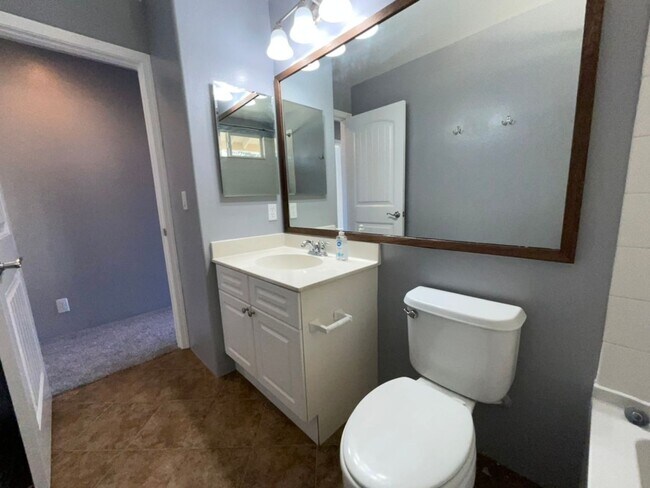 Building Photo - 4 bedroom, 2.5 bath, Mountain and Ocean Ba...