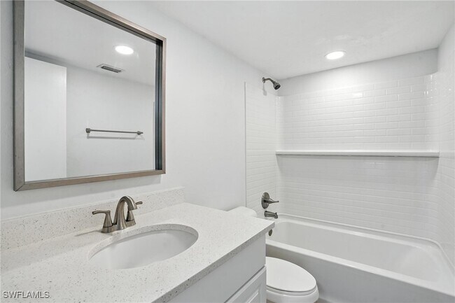 Building Photo - 4712 SE 5th Pl