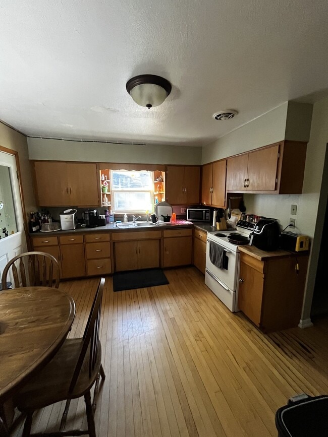 Building Photo - Huge 4 bed 1 bath very close to Water St. and UWEC!