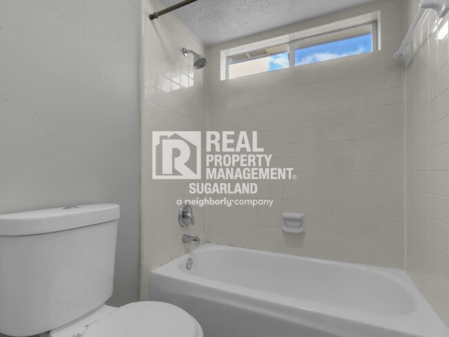 Building Photo - Executive Living in the Heart of Sugar Land