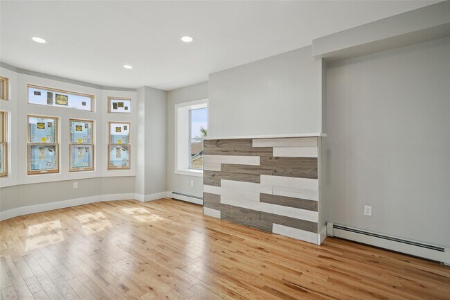 Building Photo - 405 Grand St