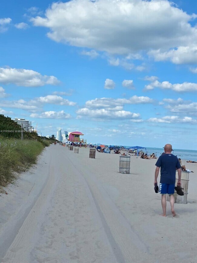 Building Photo - 7440 Harding Ave