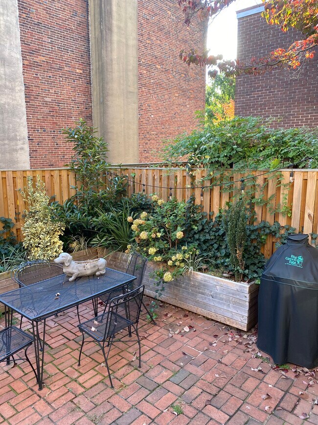 Backyard Opens to Shared Alley - 145 W Hill St