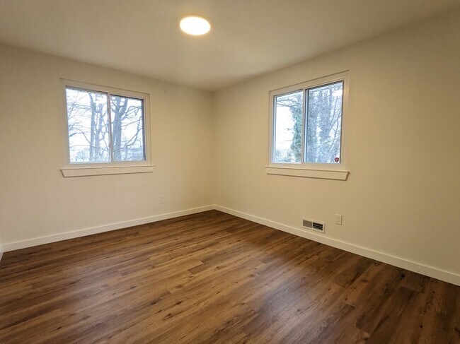 Building Photo - 26 Forest Hill Dr