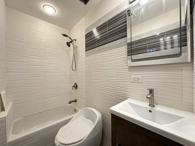 Building Photo - 3245 N Lakewood Ave