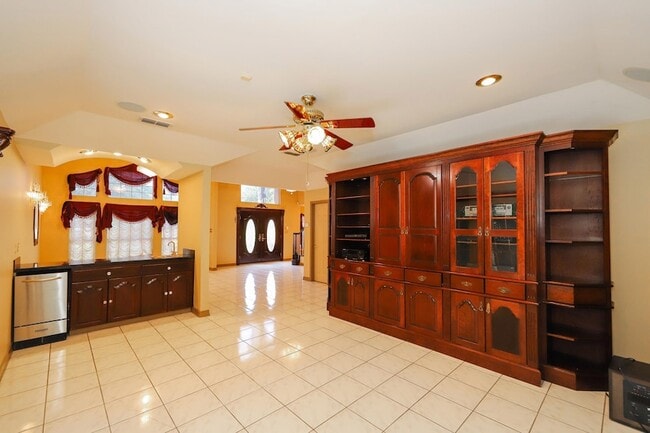 Building Photo - 503 W Avon Ct