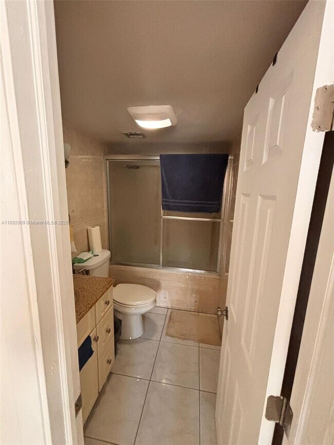 Building Photo - 2565 W 56th St