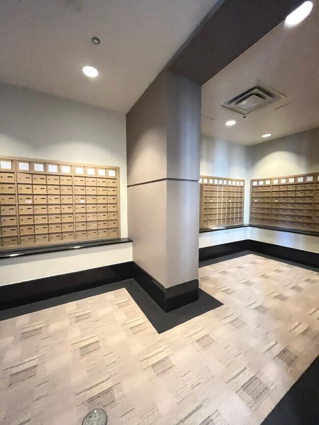 Building Photo - 345 N La Salle Dr