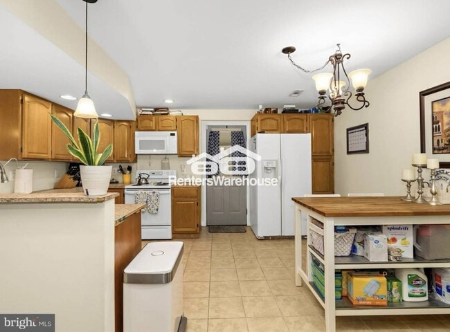 Building Photo - 30 Archwood Ave
