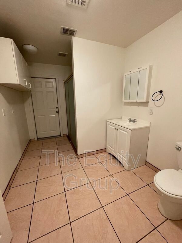 Building Photo - 1546 N Oak Park St