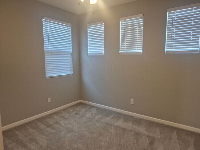 Building Photo - Beautiful 3 Bedroom 2.5 bath home with loft.