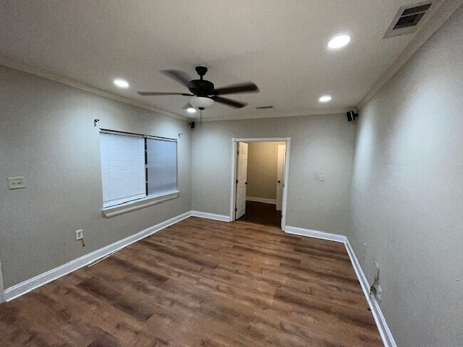 Building Photo - 3 bedrooms 1 bath