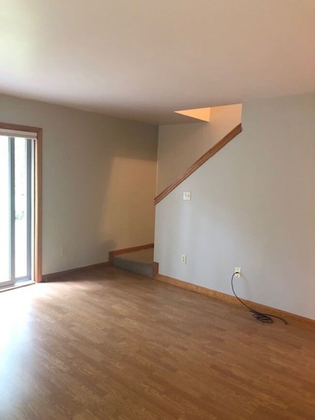 Building Photo - Spacious 2BR/1BA Condo Available Now!! - Great Residential Location!