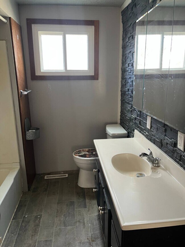 Building Photo - 2736 Applehill Ave SE