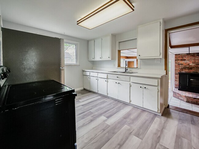 Building Photo - Welcome to this beautiful 2 bedroom, 1 bat...
