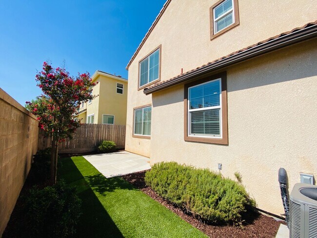 Building Photo - $2,250 DeWolf & Barstow, 3 Bedroom - Joy Dr, Clovis / Community Pool