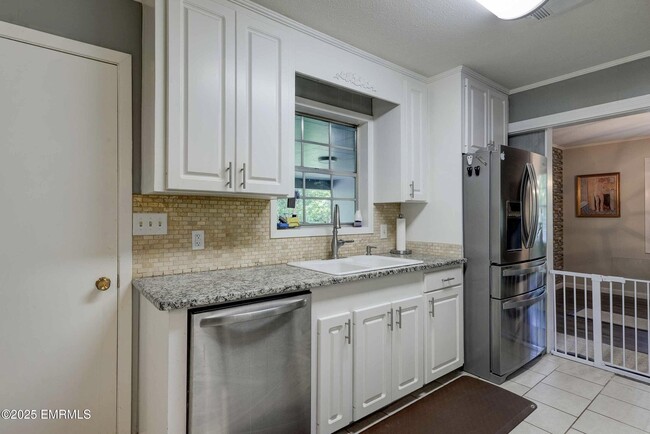 Building Photo - 108 Frances Ave