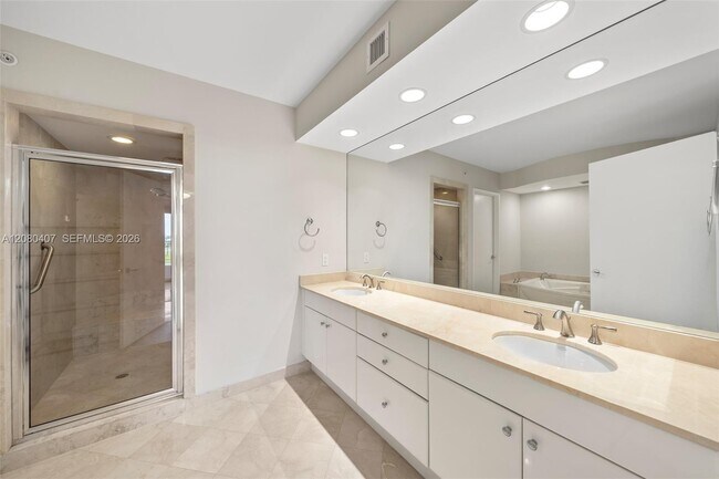 Building Photo - 765 Crandon Blvd