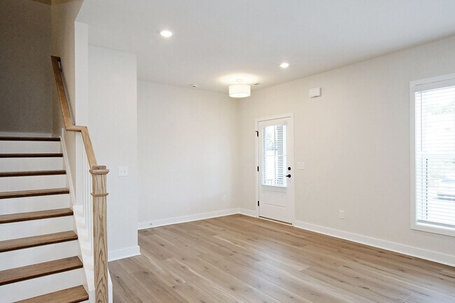 Building Photo - Dog-Friendly S. Albemarle Townhome