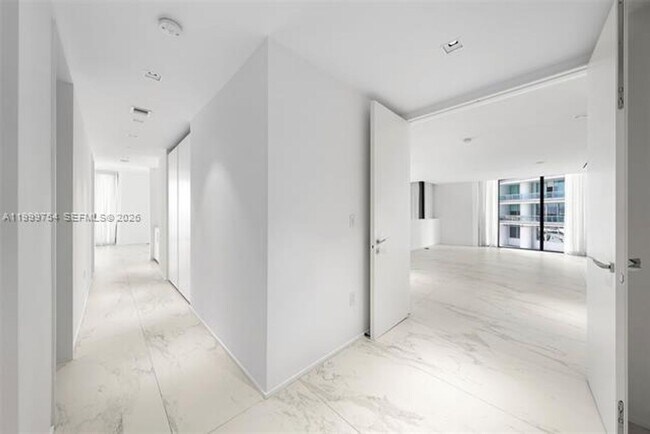 Building Photo - 1000 Biscayne Blvd