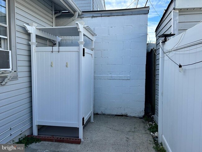 Building Photo - 12 N Swarthmore Ave