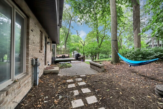 Building Photo - 985 Chapel Ct N