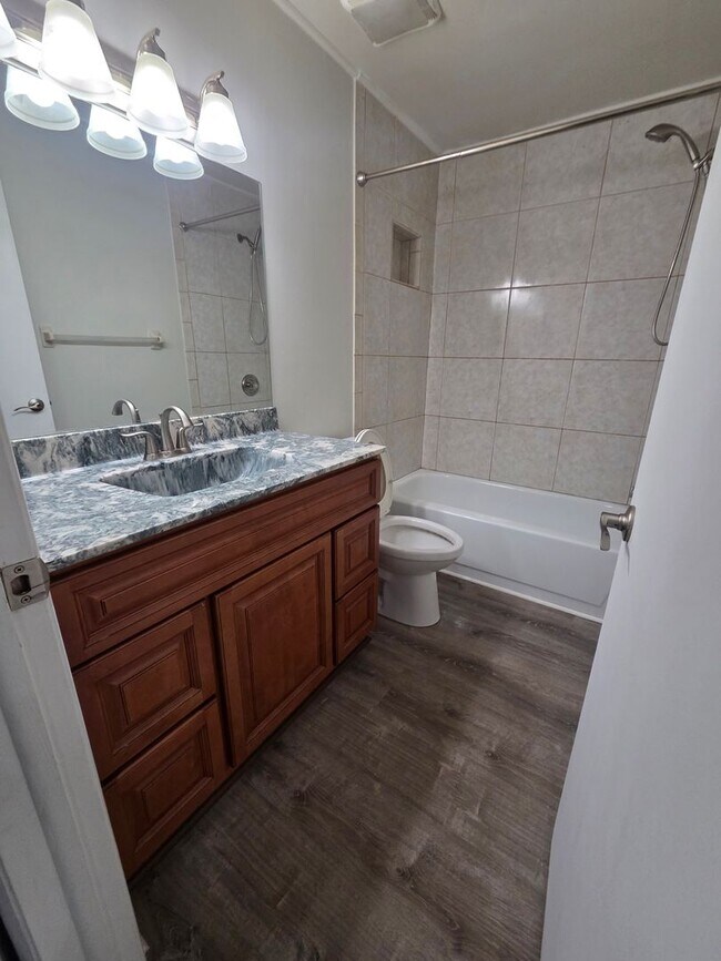 Building Photo - 5001 Bordeaux Village Pl