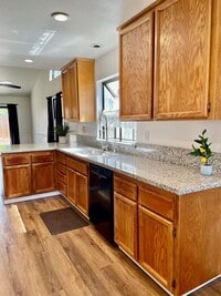 Building Photo - Gorgeous!