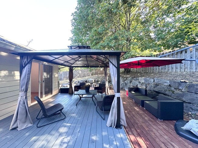 Building Photo - 3 Bed 2.5 Bath 3 Level Home w/ Furnished B...