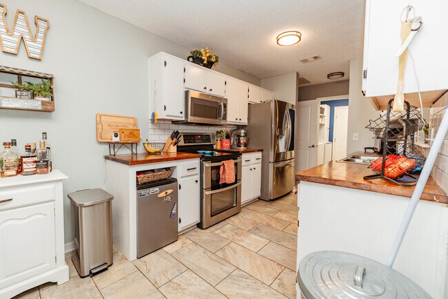 Building Photo - 425 Whirlaway Ct