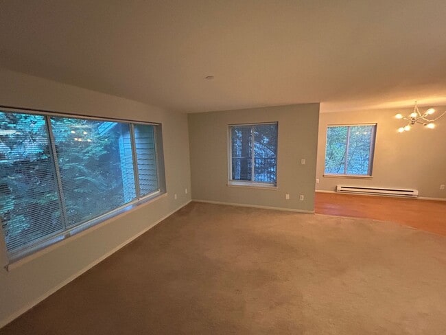 Building Photo - 3 Bed, 2.5 bath Townhome w/1-car garage in Highland Park neighborhood of Renton, $3,150/mo.