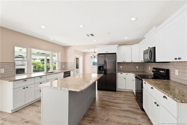 Building Photo - 4590 SE Glen Ridge Trail