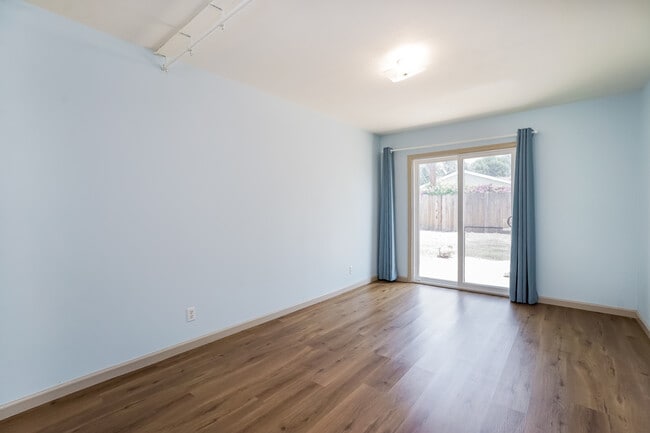 Building Photo - 6500 Lockhurst Dr