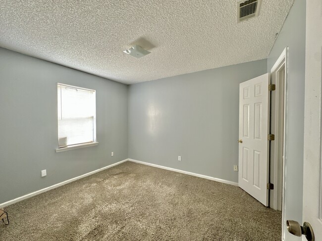 Building Photo - 1717 Largo Cir