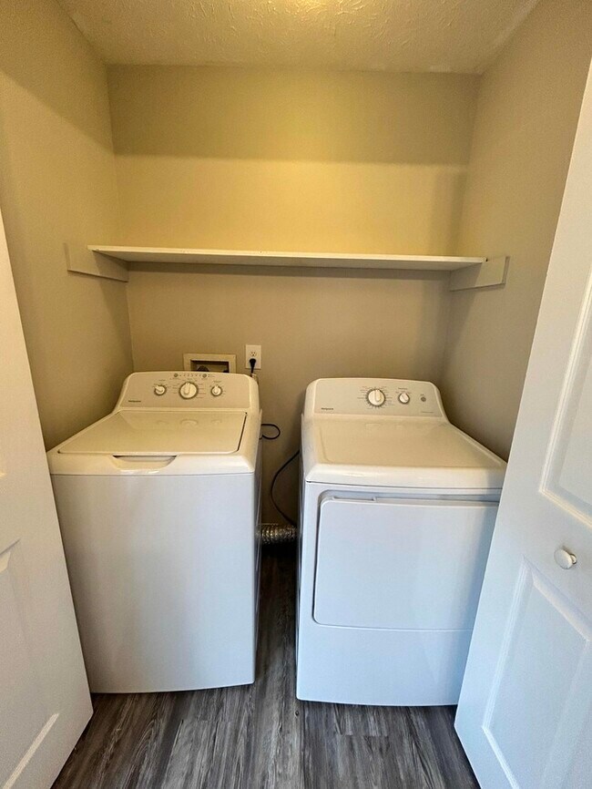 Building Photo - Stunning 3 bed / 2 bath home | Available now!