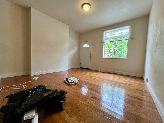 Building Photo - Lovely Two Bedroom Townhome with Hardwood Floors throughout! Washer & Dryer Provided!
