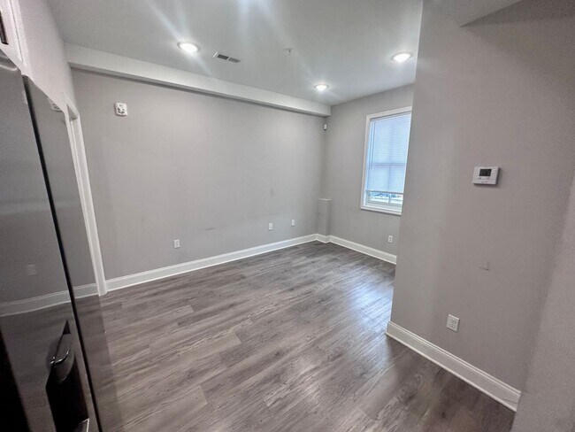 Building Photo - 1530 N Sydenham St