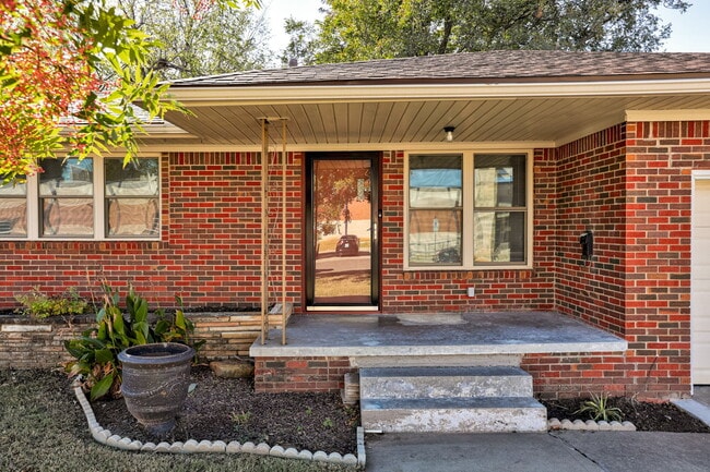 Building Photo - 806 Denison Dr